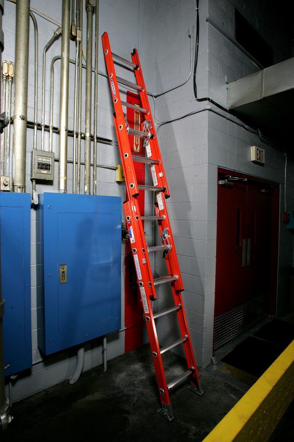 Werner 28ft Type IA Fiberglass D-Rung Extension Ladder - D6228-3 - Image 6